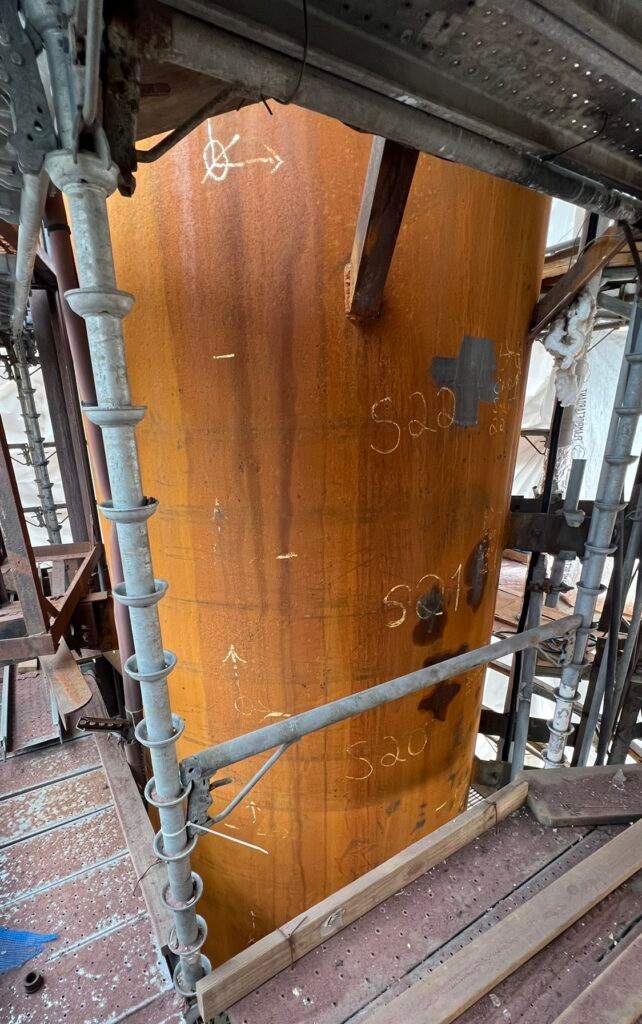Process column before laser ablation, heavy orange rust