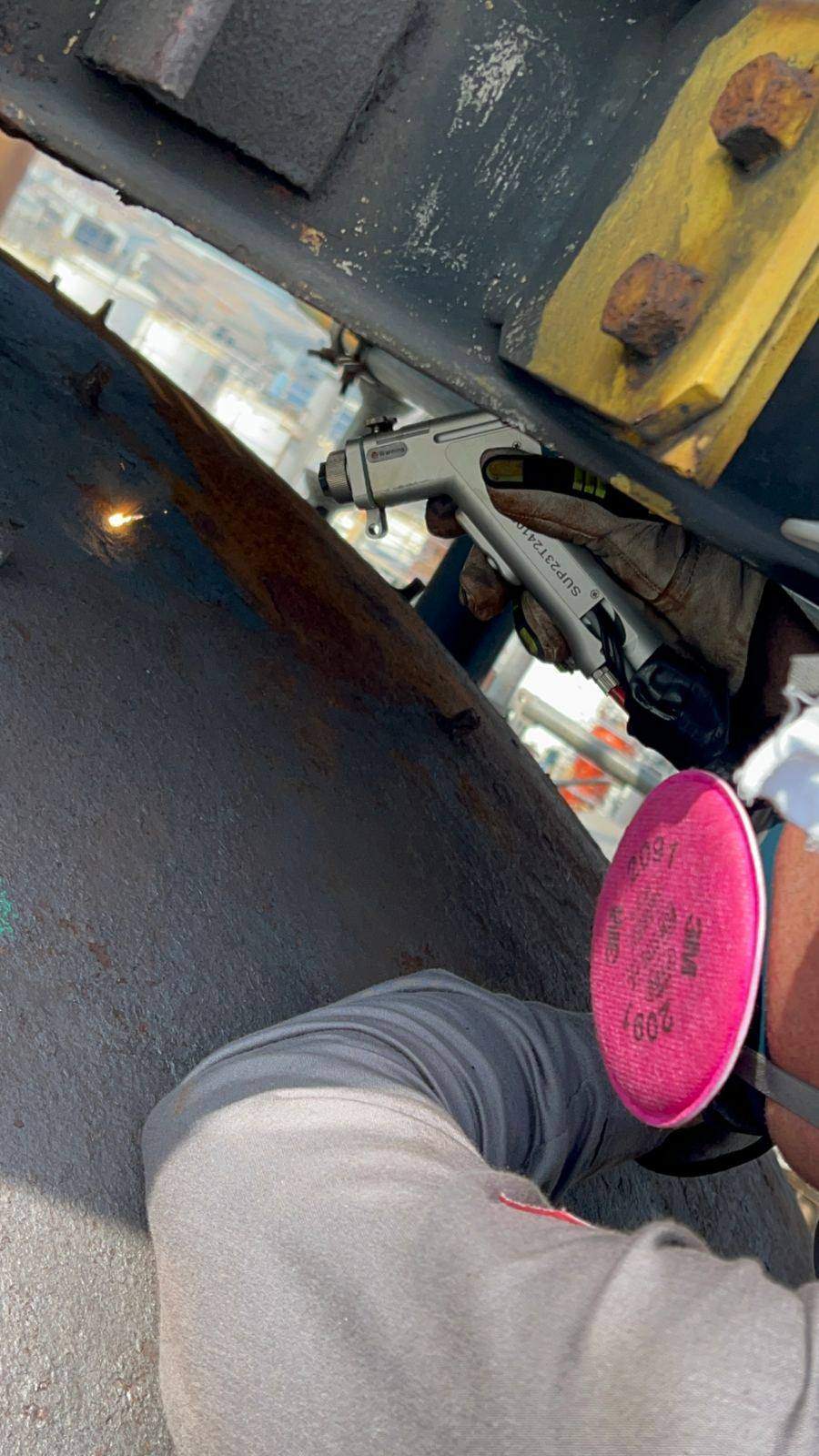 Laser cleaning head in use on a vessel head